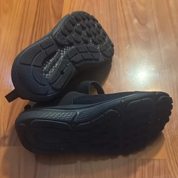 Under Armour Black Athletic Shoes Low-Top Design - Picture 3 of 4